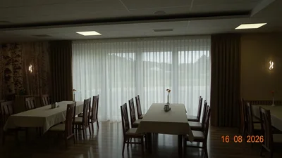 Sala restauracji (plik:Sala_u_Holosia_sierpien_2026_-_2.webp)