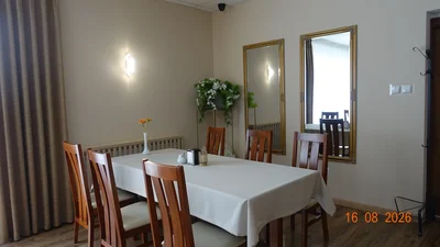 Sala restauracji (plik:Sala_u_Holosia_sierpien_2026_-_5.webp)